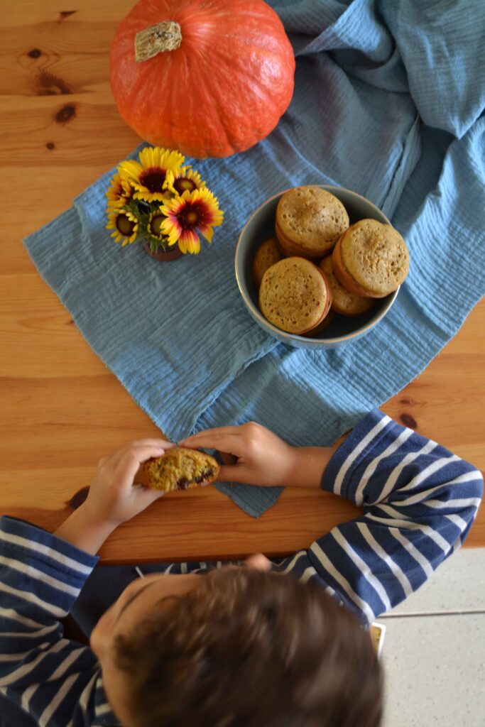 enfant qui mange un muffin